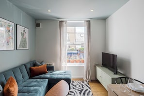 Living area - Charming 1-bedroom apartment in beautiful Broadway Market with WiFi (London)