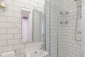 Douche, sèche-cheveux, serviettes fournies, savon