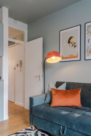 Living area - Charming 1-bedroom apartment in beautiful Broadway Market with WiFi (London)