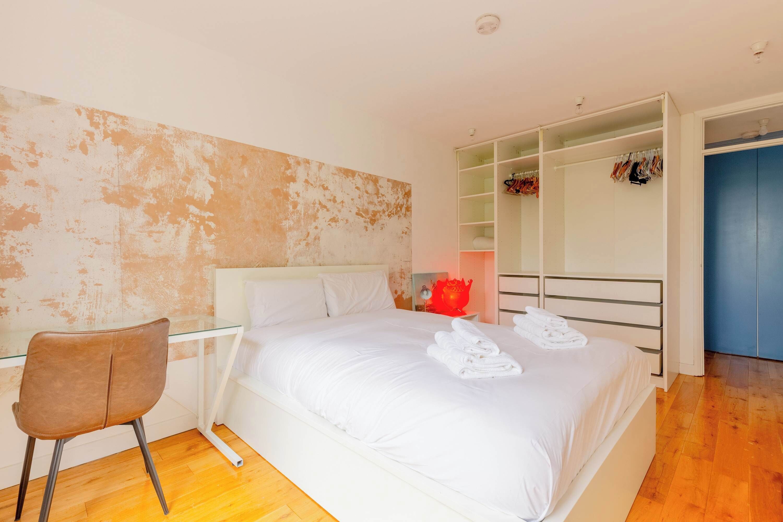 1 dormitorio, escritorio, tabla de planchar con plancha y wifi