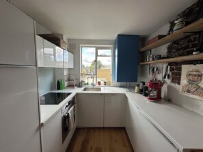 Fridge, oven, stovetop, coffee/tea maker - 1BD Loft Style Flat in the Heart of Islington (Greater London)