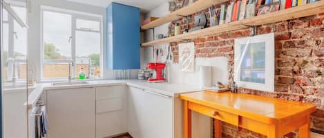 Cafetera o tetera, frigorífico, horno y placa de cocina
