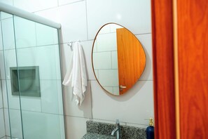 Douche, serviettes fournies, savon, papier toilette