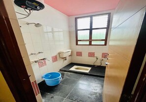 Familiekamer, balkon | Badkamer | Een douche, handdoeken, zeep