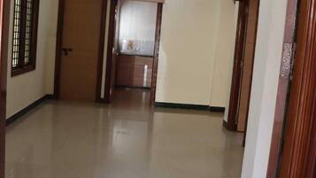 Phòng dành cho gia đình, ban công | Khu phòng khách | Smart TV 40-inch có truyền hình cáp