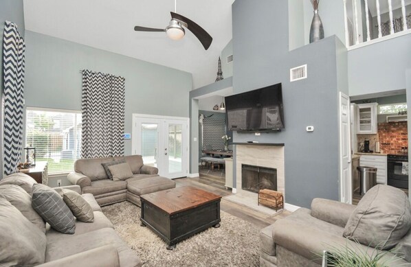 Smart TV, fireplace - Charming 3-bedroom patio house in peaceful Champions near Golf Course. (Houston)