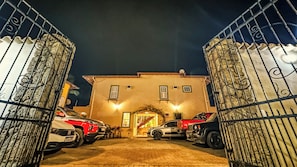 Free self parking - Pousada Villa Aman (Paraty)