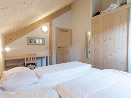 4 habitaciones, muebles diferentes y ropa de cama 