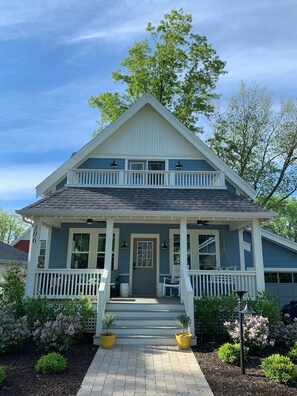 Welcome! - Newer luxury cottage with hot tub; walking distance to town and beach (New Buffalo)