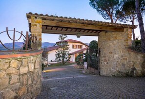 Property grounds - Cozy apartment nestled in the Chianti hills 10 km from Florence (Toscana)