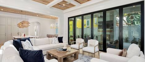 تلفزيون ذكي، مدفأة، ستيريو