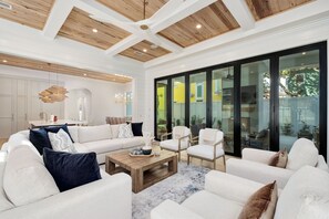 Smart-TV, Kamin, Stereoanlage