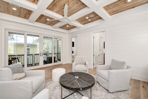 Smart-TV, Kamin, Stereoanlage