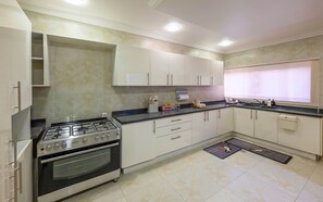 Microwave, oven - Luxury 3-Bed Apartments in Ikoyi, with Pool, Gym, & Near Lagos' Top Attractions! (Lagos)