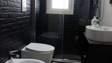 Articoli per l'igiene personale ecosostenibili, asciugacapelli, bidet