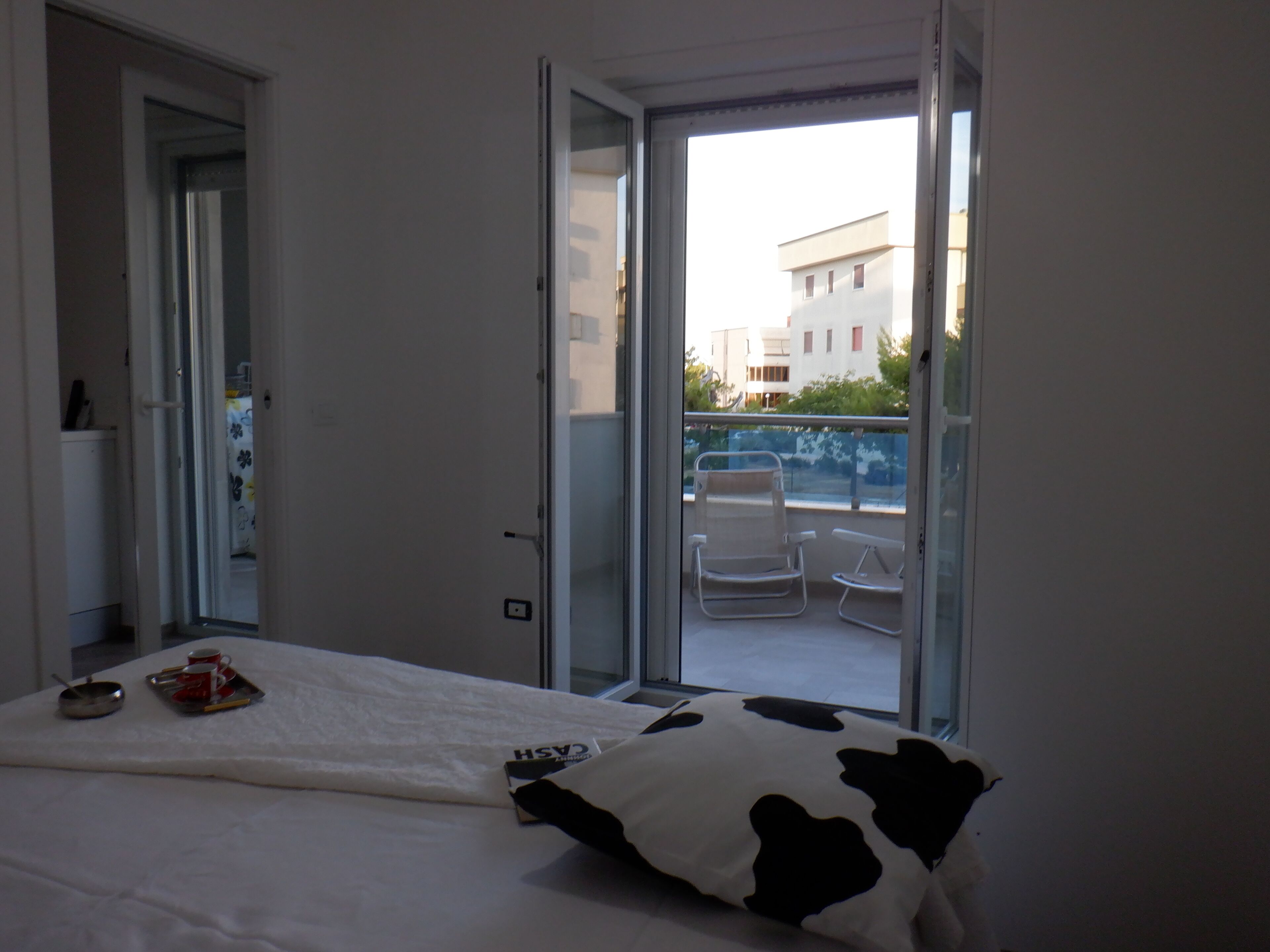 1 sovrum, värdeförvaringsskåp på rummet och skrivbord