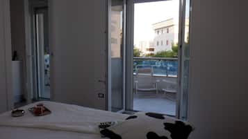 1 sovrum, vÀrdeförvaringsskÄp pÄ rummet och skrivbord