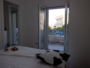 1 間睡房、房內夾萬、書桌、熨斗/熨衫板