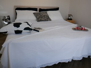 1 slaapkamer, een kluis op de kamer, een bureau