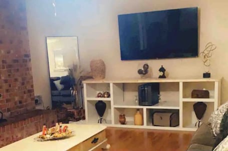 Fireplace. Treasure Bay 3-bedroom house with WiFi, fitness room in Monroe