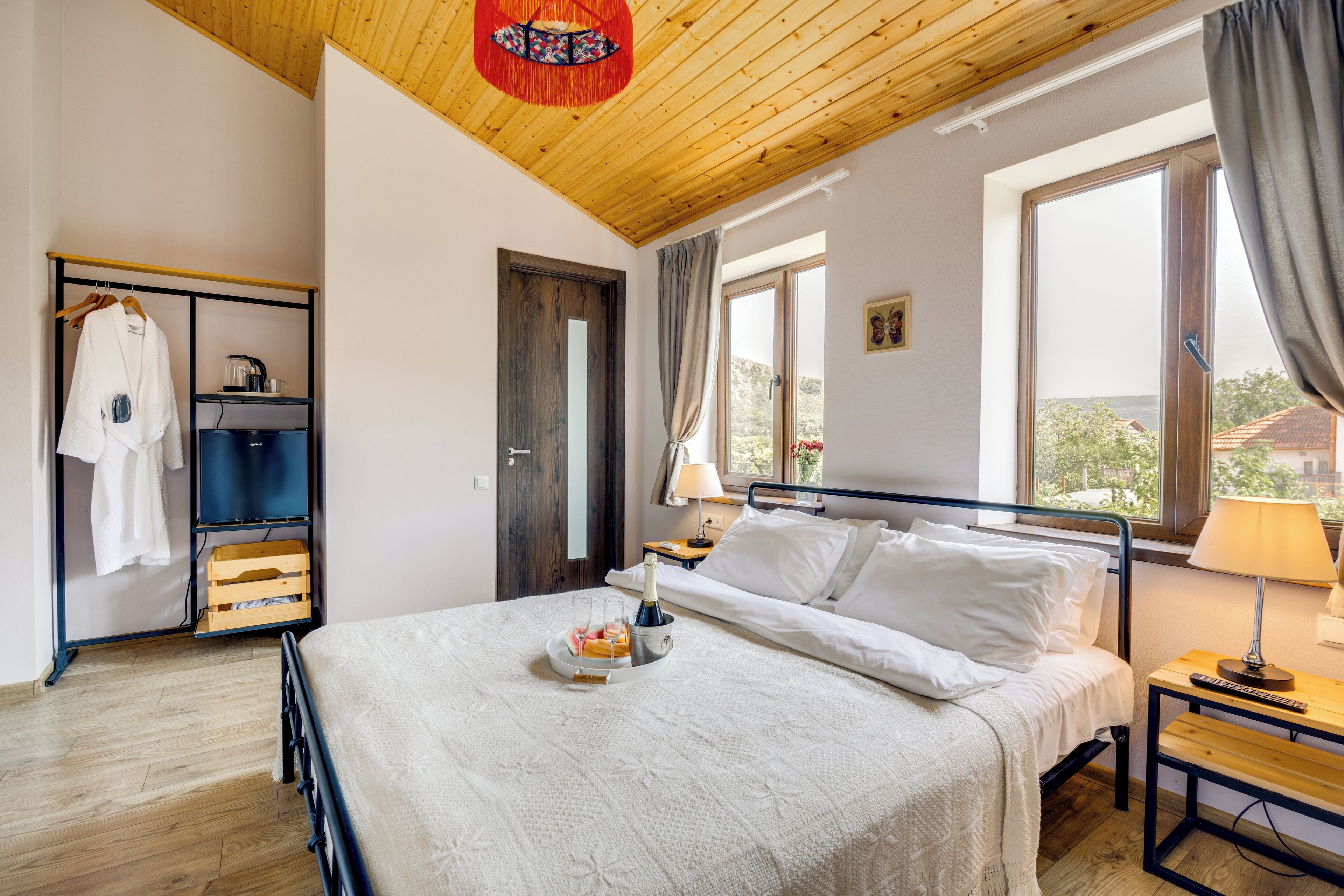 Deluxe Double Room, Mountain View | Laptop workspace, free WiFi