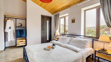 Deluxe Double Room, Mountain View | Laptop workspace, free WiFi