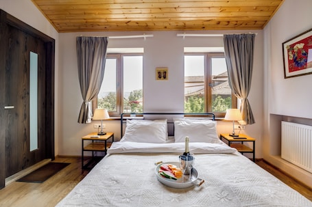 Habitación Deluxe doble, vistas a la montaña | Espacio para trabajar con un portátil y wifi gratis. Hedi