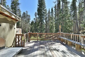 Terrace/patio - Spruce Creek Lodge: Classic A-Frame Mountain Retreat (Breckenridge)