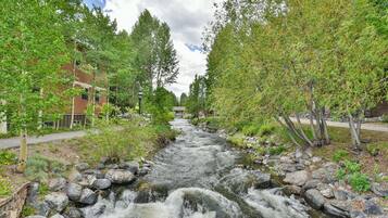 المنطقة المحيطة بالمنشأة