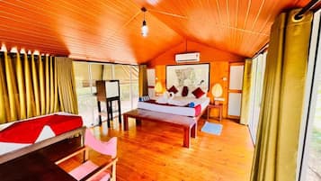 Deluxe Double Room, Garden View | In-room dining