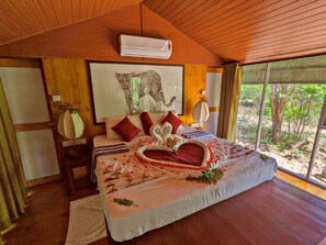 Deluxe Double Room, Garden View | Living room