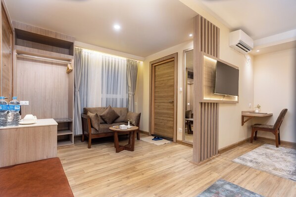 Caja de seguridad en la habitación y escritorio 