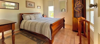 Self contained cabin in quiet coastal bushland setting. Pet friendly!