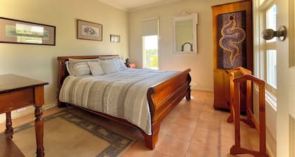 Self contained cabin in quiet coastal bushland setting. Pet friendly!