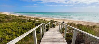 Self contained cabin in quiet coastal bushland setting. Pet friendly!