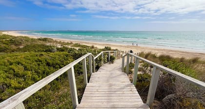 Self contained cabin in quiet coastal bushland setting. Pet friendly!