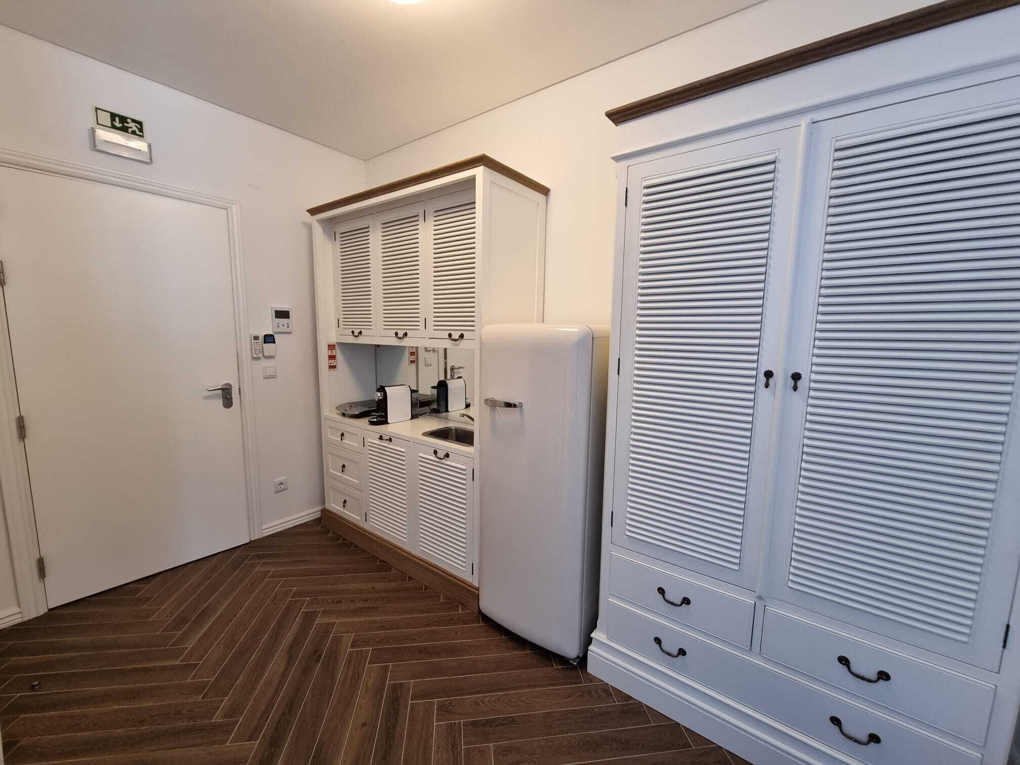 Frigorífico, microondas, placa de cocina y cafetera o tetera