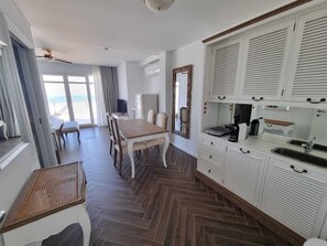 디럭스 아파트 | 전용 간이 주방 | 냉장고, 전자레인지, 쿡탑, 커피/티 메이커