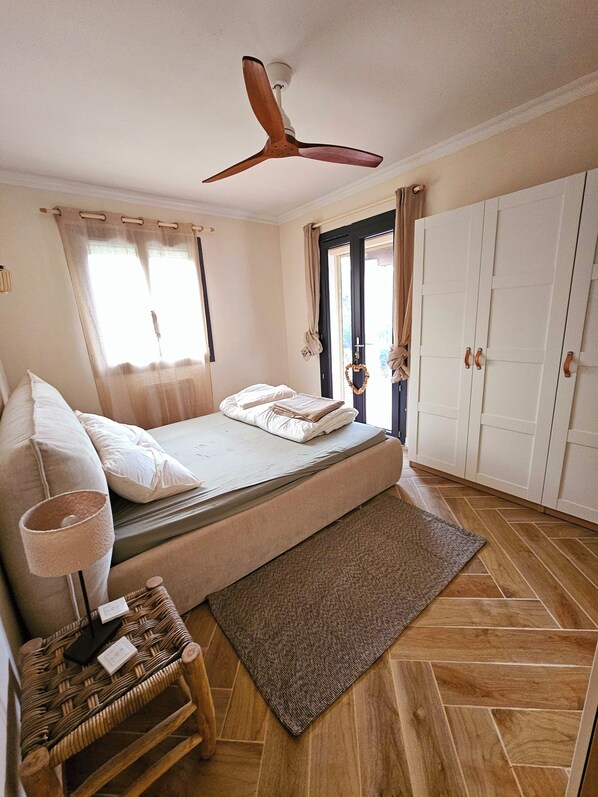 2 bedrooms, iron/ironing board, WiFi, bed sheets - Quiet house on the edge of a pond (Saint-Chamas)