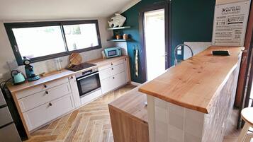 Een koelkast, een microgolfoven, een oven, een kookplaat