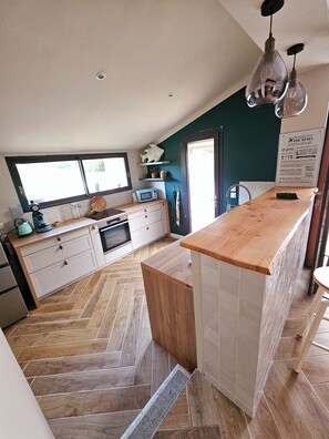 雪櫃、微波爐、焗爐、爐具