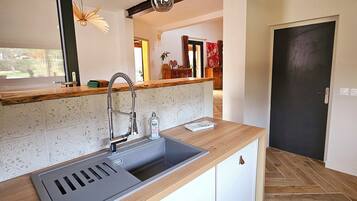 Réfrigérateur, micro-ondes, four, plaque de cuisson