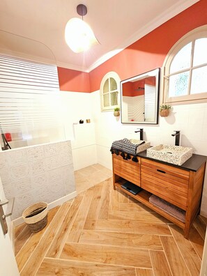 Dusche, Haartrockner, Handtücher