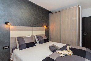 3 bedrooms, iron/ironing board, WiFi, bed sheets