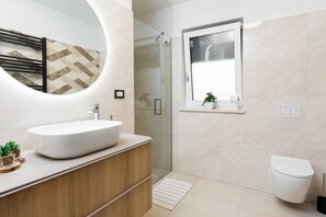 Dusche, Haartrockner, HandtĂŒcher