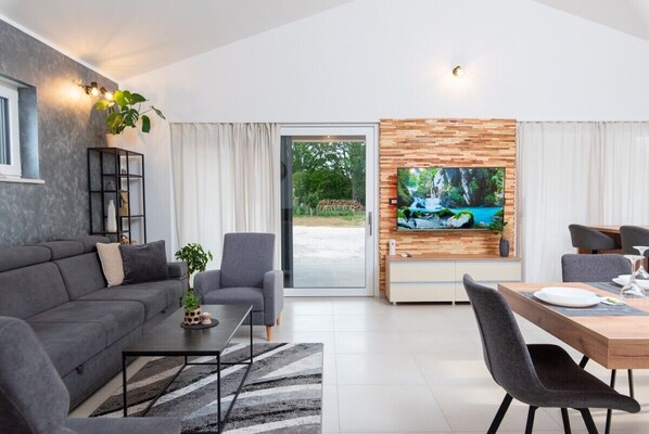 Een televisie en een stereo