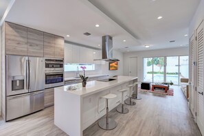 Private kitchen - Miami Luxe 4BR Pool Retreat (Miami)