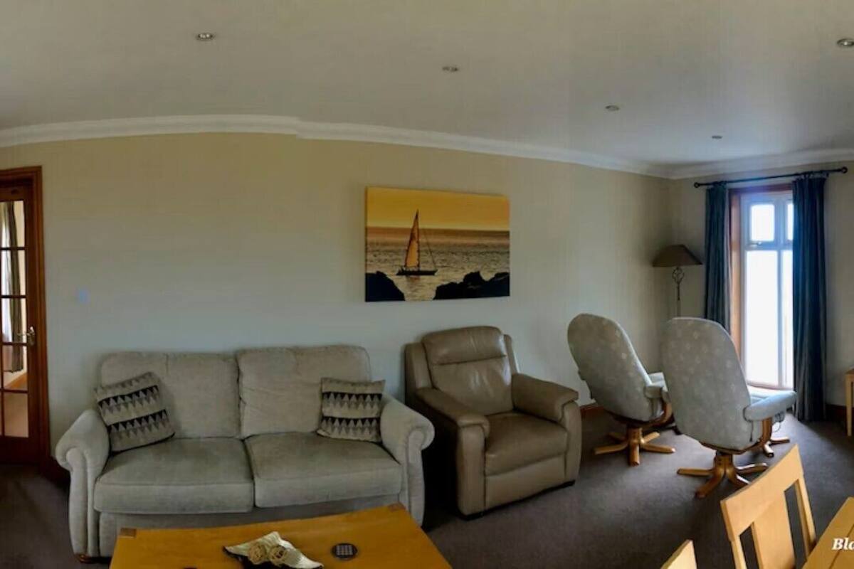 Suite | Living area | 14-inch TV with cable channels