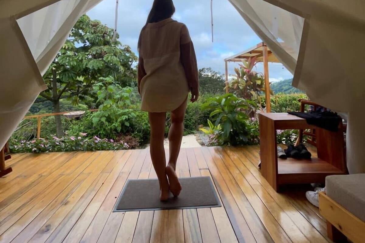 Tienda de campaña romántica, Terraza, vista a la montaña | Tabla de planchar con plancha y wifi gratis 
