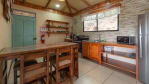 Casa familiar, vista a la montaña | Cocina privada | Refrigerador con congelador, microondas y utensilios de cocina